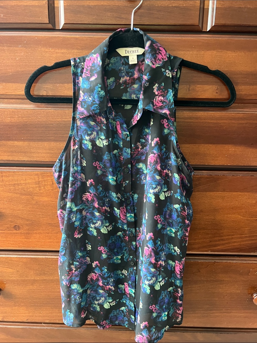 Decree Black Floral Sleeveless Button-Front Blouse with Pink and Blue Blooms